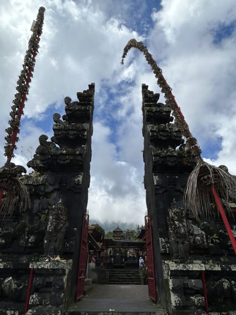 ブサキ寺院の割れ門「チャンディ・ブンタール（Candi Bentar）」