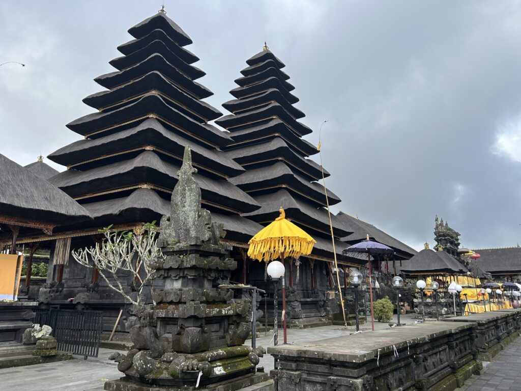 プナタラン・アグン寺院に立ち並ぶメル（多重塔）