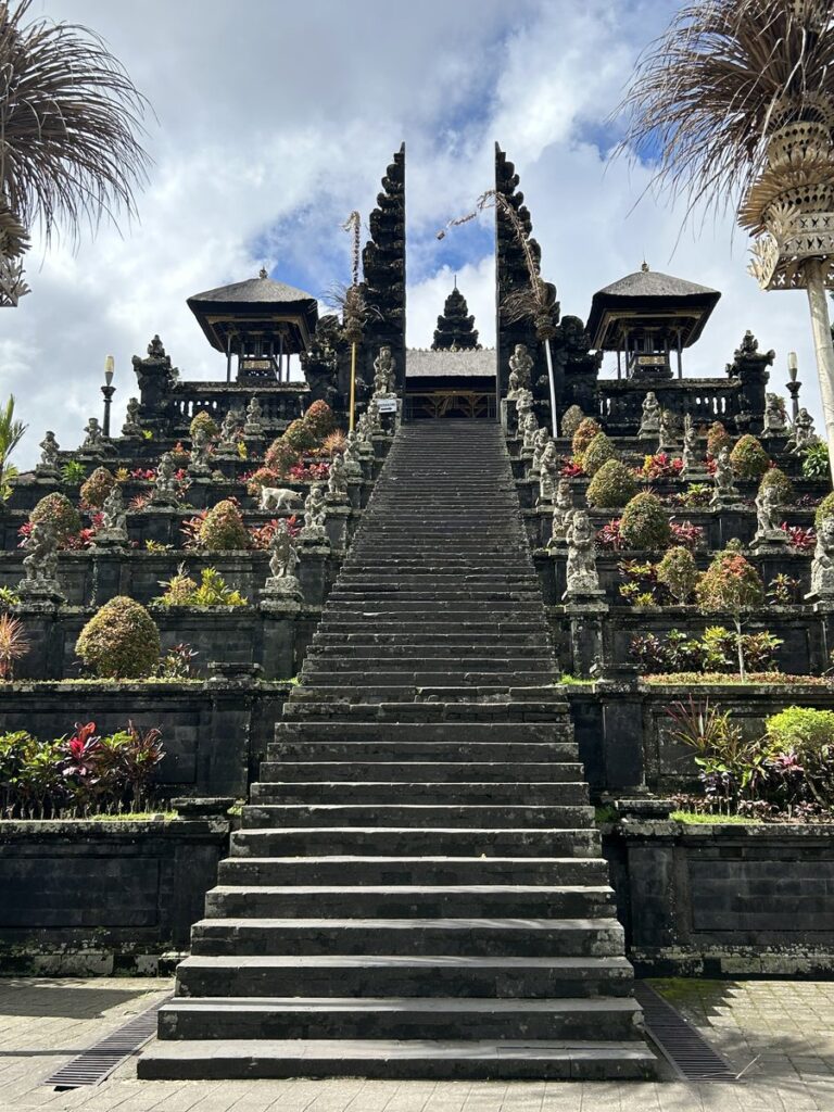 プナタラン・アグン寺院へ続く石段と割れ門