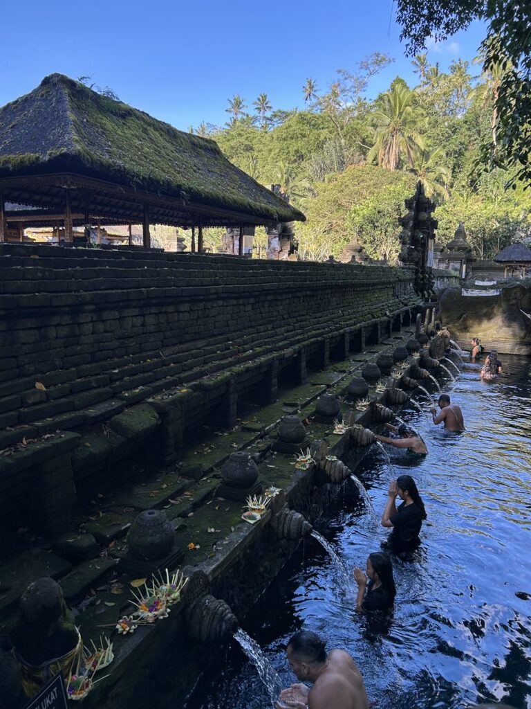 ティルタ・エンプル寺院でムルカットを行う沐浴場