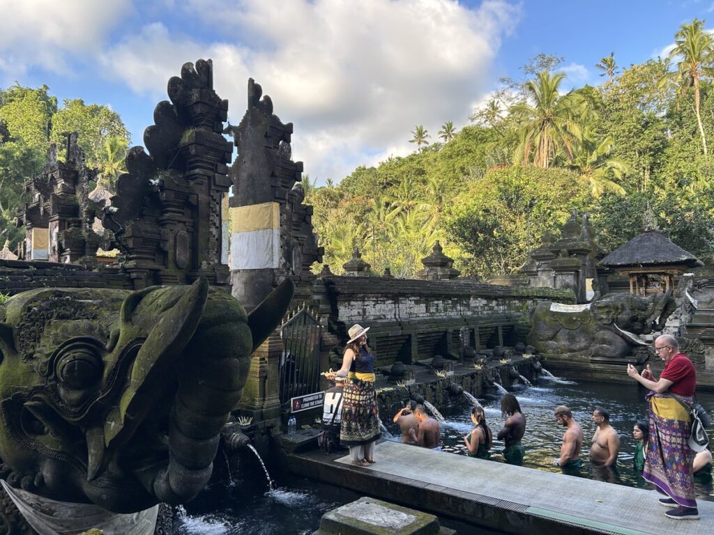 ティルタ・エンプル寺院の沐浴場でムルカットを行う人々