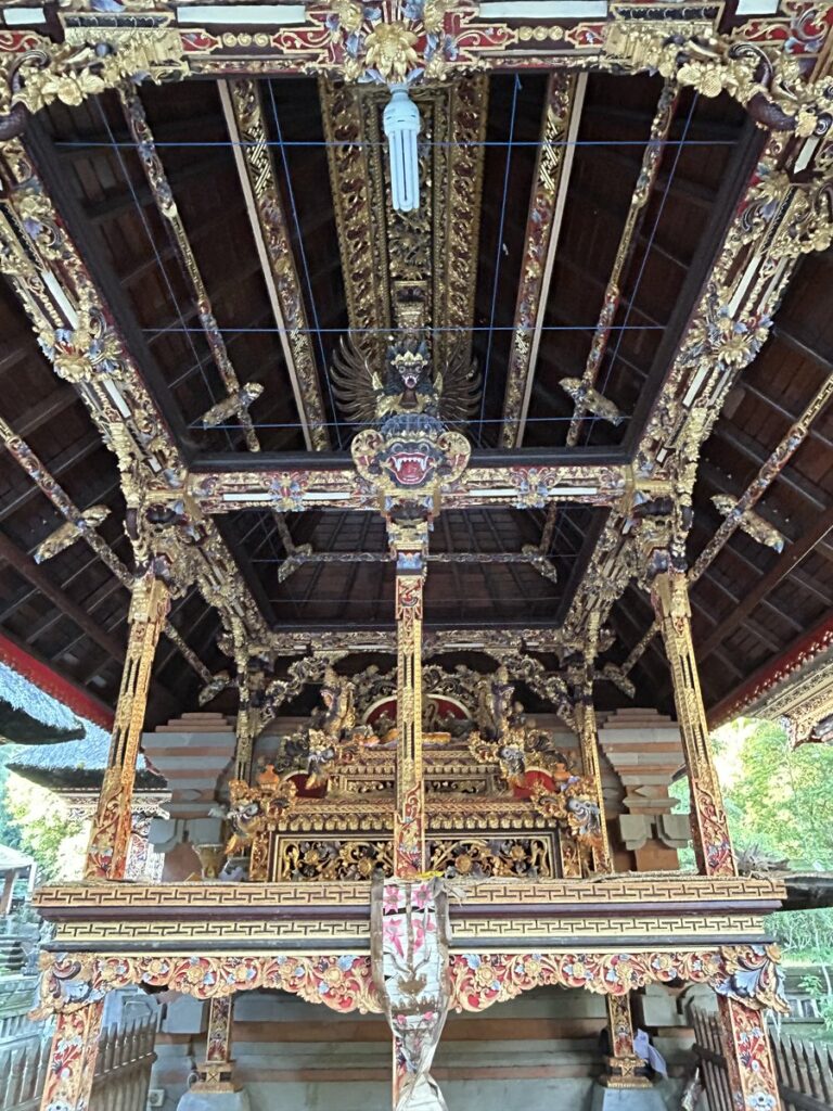 ティルタ・エンプル寺院の祠に施された華やかな装飾