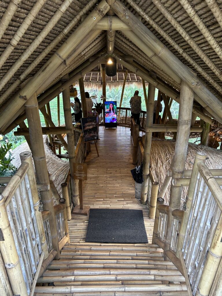 竹を使った「Tis Cafe」のエントランス