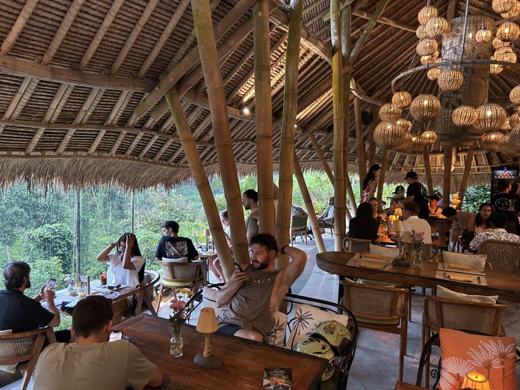 テガララン・ライステラスを望む「Tis Cafe」の店内