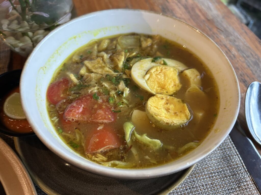 インドネシアの代表的な鶏肉スープの「ソトアヤム（Soto Ayam）」
