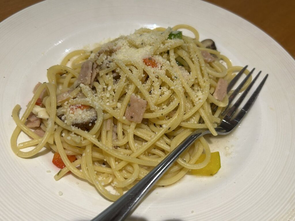 ガルーダインドネシア航空のビジネスラウンジでいただいたパスタ