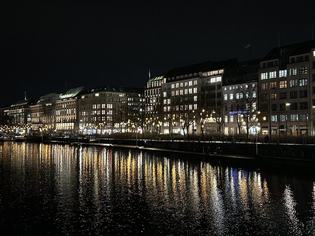 にしても、特に夕暮れから夜にかけてのハンブルクは、ほんとに綺麗な街だよねぇ〜