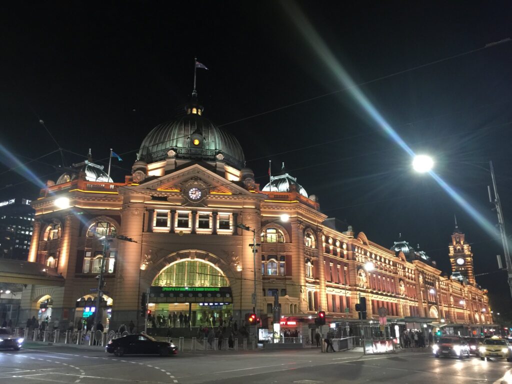 ライトアップされた夜の「フリンダーズ・ストリート駅」
