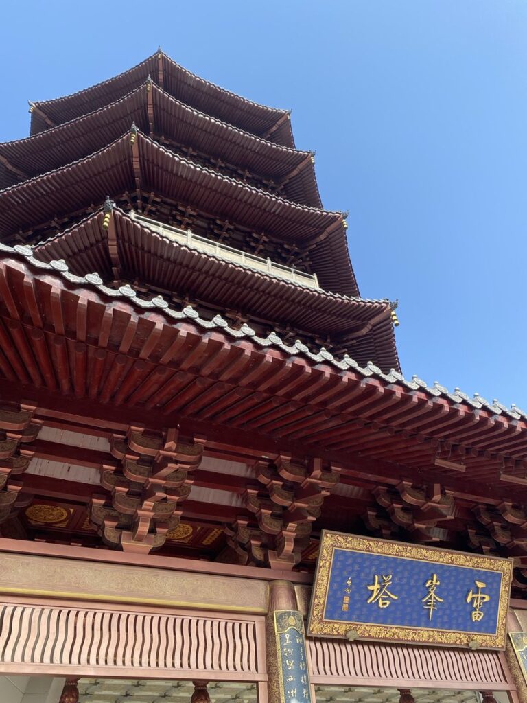西湖を見渡せる雷峰塔の五重塔