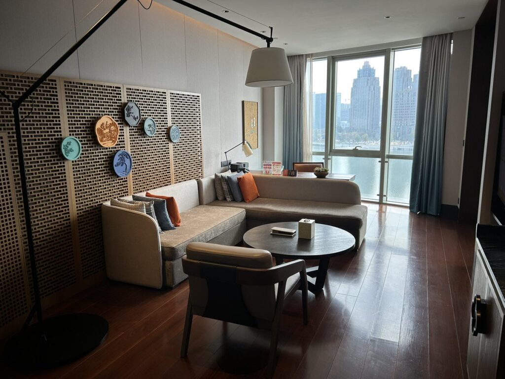 Canopy by Hilton Hangzhou Jinsha Lakeスイートの客室