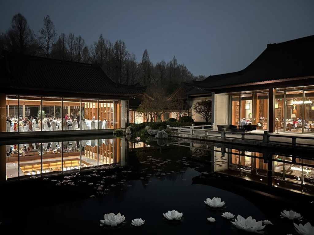 杭州西湖国賓館の庭園と建物