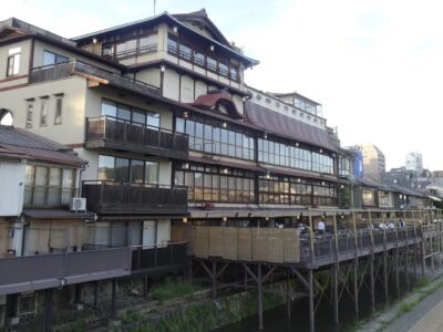 LE UN 鮒鶴京都鴨川リゾートの鴨川納涼床